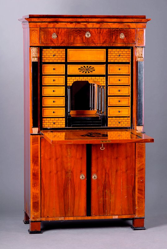 Empirestandsekretär, deutsch/Umkreis Darmstadt, um 1810, Korpus Weicholz, eine Kopfschublade, Unterteil 2-türig, Pyramidenmahagonifurnier ...