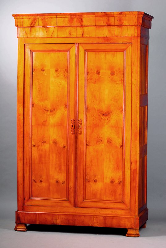 Schrank, Frankreich, um 1860, Louis-Philippe, Kirschbaum, Kopf vielfach getreppt, Fuß passig, Inlets 4-fach getreppt, schwundrissig, st. Gebr.-Sp., ...
