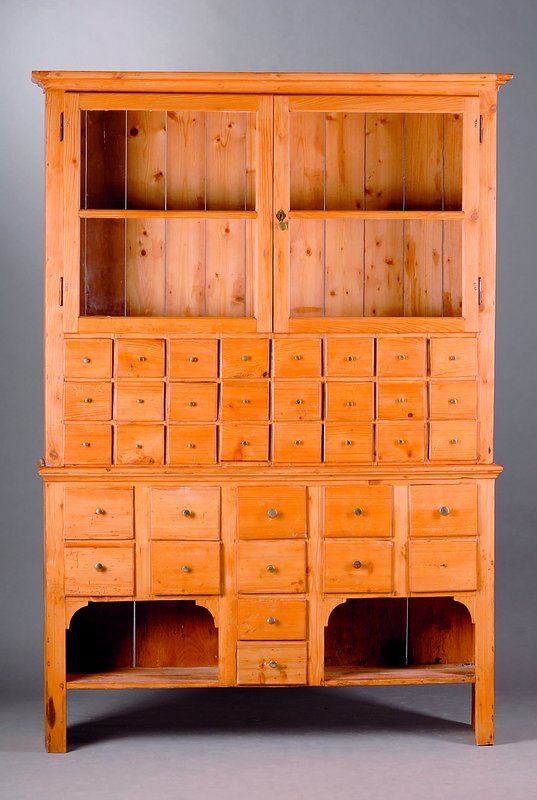 Apothekerschrank, deutsch, um 1900, Kiefer massiv, teilrest., 36 Schubalden, Oberteil 2 -türig, verglast, Unterteil m. 2 Ablegefächern, Beschl. ...