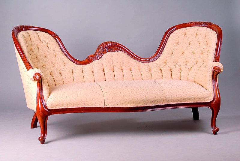 Sofa, nach engl. Vorbild von 1845, Mahagoni, gebogene Beine und Rückenlehne, heller Bezug, dieser verschmutzt, Rücken geheftet und genoppt, st. ...