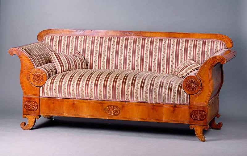 Biedermeiersofa, süddeutsch, um 1820/30, wohl Gegend Darmstadt, Kirschbaumfurnier, feine Marketerie in Medallionform, Ahorn und Mahagoniholz, st. ...