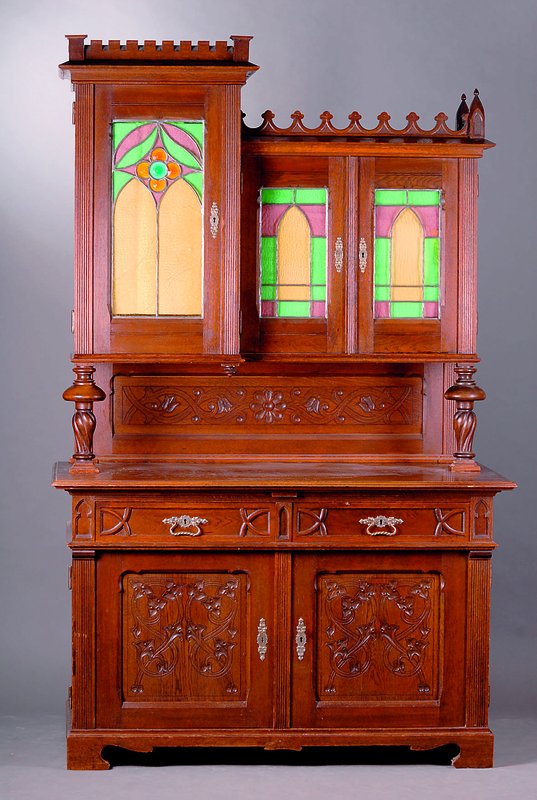 Aufsatzbuffet, deutsch, um 1900, Eiche massiv, im Neogothischem Stil, Weinlaubschnitzerei, orig. Schlösser und Beschl., Unterteil 2 -türig, ...