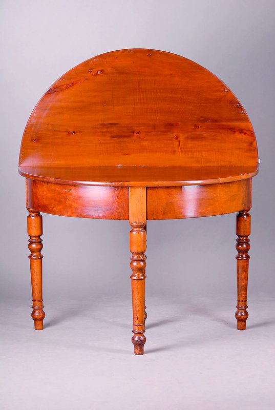 Klapptisch, Biedermeier, um 1835, Nußbaum, 4 gedrechselte Beine, einfache Zarge, st. Gebr.-Sp., ca. 80x113x56(112) cm