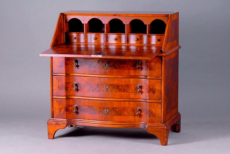 Sekretär, Italien, nach dem Vorbild v. 1760,Nußbaum/Wurzelnußfurnier, Front geschweift, 3-schübig, Klappe, Inneneinrichtung: 5-schübig 5 ...