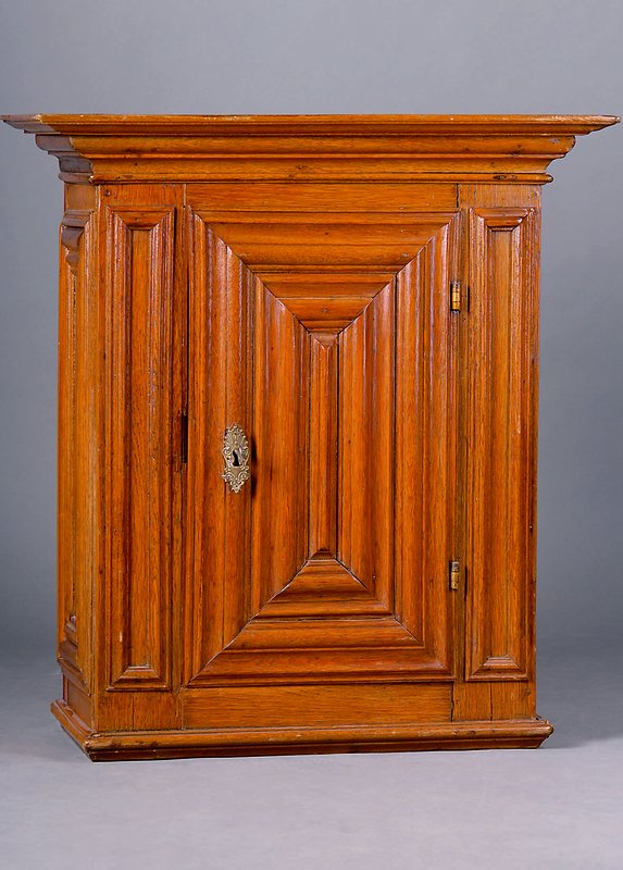 Hängeschränkchen, wohl Hessen, um 1730/50, Eiche massiv, 1-türig, sog. Wellenschränkchen,Beschl. lose, st. Gebr-Sp., ca. 84x76x36 cm