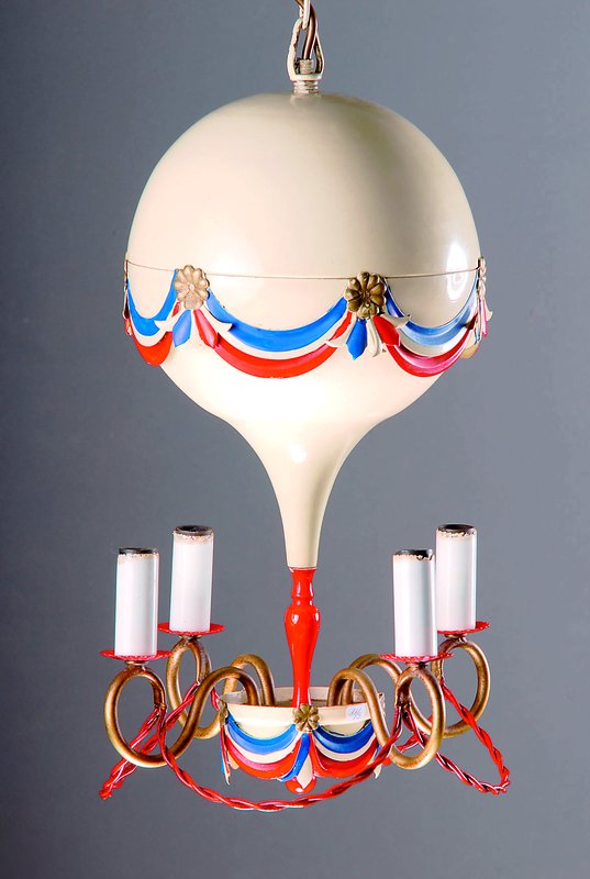 Deckenlampe in Form eines Ballons, Frankreich, um 1930, Metall weiß und in den Farben der Trikolore gefaßt, 4 Brennstellen, Elektr.nicht gepr., H. ...