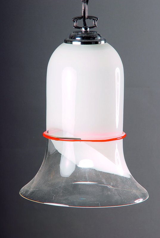 Deckenlampe, Italien, 70er Jahre, mundgeblasenes Glas mit opak-weißem Innenüberfang und aufgelegtem orangefarbenem Band, verchromte Monturen, ...