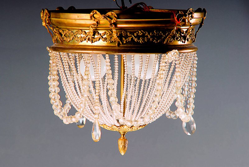 Deckenlampe, Frankreich, um 1900, im Empire-Stil, profilierte verzierte Messinggürtelung mit umlaufenden Blattdekor und aufgesetzten ...
