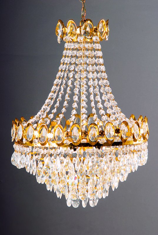 Deckenleucher, wohl Böhmen, 40/50er J., 6 Brennstellen, alte Porzellanfassungen, reiches Kristallgehänge, H.ca.60 cm, D.45cm, l.Alterssp., 5-fache ...