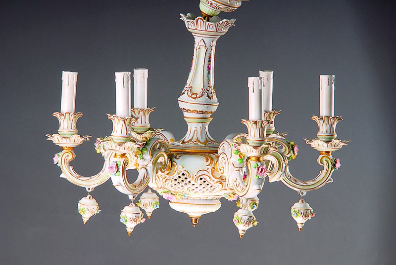Große Deckenlampe, Thüringen, 2.H.20.Jh., Porzellan, 6 Arme, applizierter Blumendekor, H. 50 cm, B. 56 cm, lithographiert, z.T. bemalt, ...