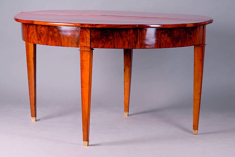 Klapptisch, deutsch, um 1810/20, Nußbaum, Füße m. Messingschuhen, 4 Beine, konisch verlaufend, Gebr.-Sp., ca. 78x130x63(126) cm