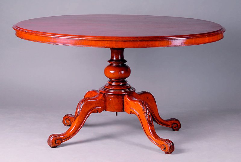 Ovaler Tisch, England, um 1850, Mahagoni massiv, 4 Auslegerbeine, Schaft gedrechselt, Beine mit sparsamer Schnitzerei, Füße in Voluten auslaufend, ...