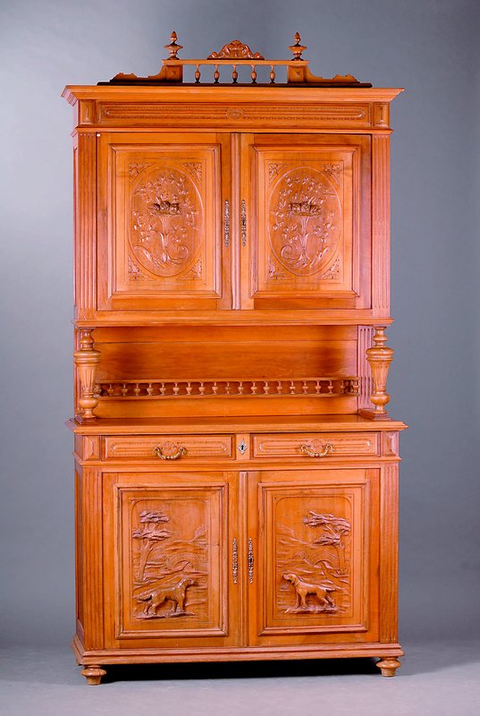 Aufsatzbuffet, Frankreich, um 1900, Nußbaum massiv, Unterteil 2-schübig, 2-türig, Oberteil2-türig, Vollsaülen gedrechselt und gerieft, ...