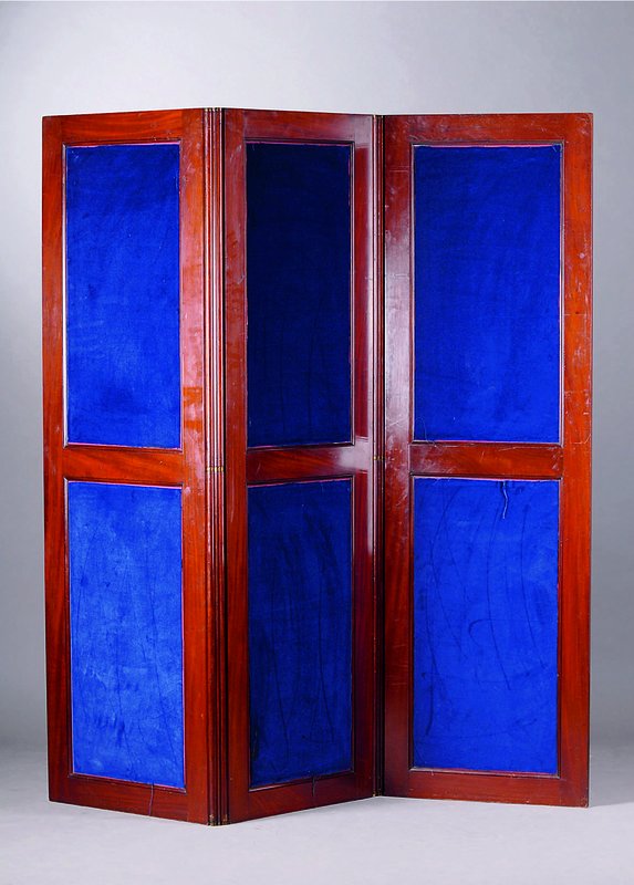Paravant, England, um 1860, Mahagoni massiv,3-teilig, größter Teil der Inlets m. blauem Samt, ein Teil rot, teils besch., st. Gebr.-Sp.,alt ...