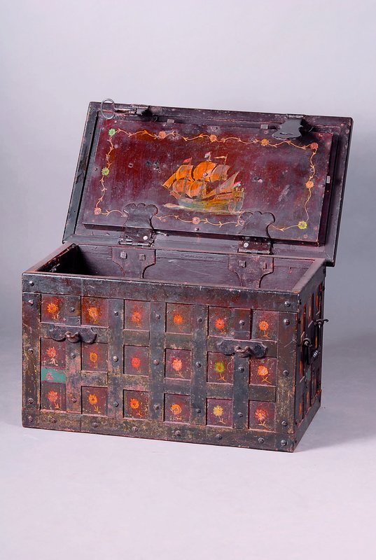 Kriegskassette, um 1750, gebändertes Eisen, äußere Bemalug a.d. Zeit, 2-zügig, Innendekor m. Schiffsdarstellung, Verschussvorrichtung 2 -griffig, ...