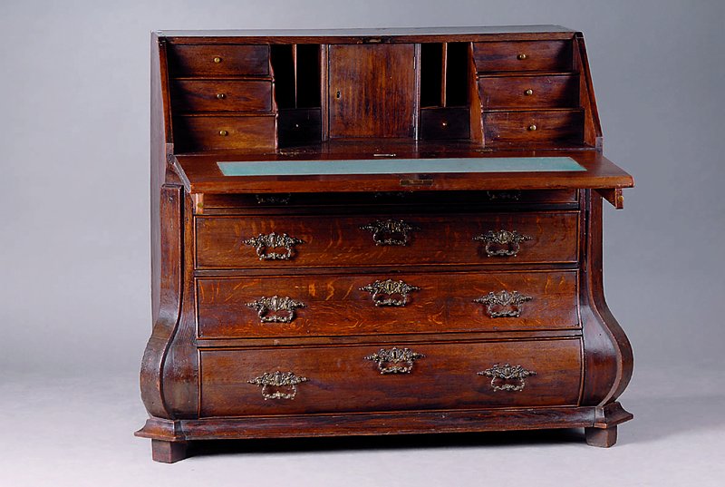 Sekretär, Barock, nach dem Vorbild v. 1760, Eiche massiv, 4-schübig, geschweift, Inneneinrichtung: 8 Schubladen, 4 Ablegefächer, 1 Tabernakelteil, ...