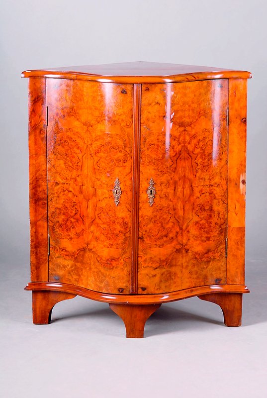 Eckschrank, Niederlande, Barockstil, um 1920/30, Wurzelnußfurnier, 2-türig, Front geschweift, 1 Einlegebrett, st. Gebr.-Sp., ca.87x76x54 cm Achtung ...