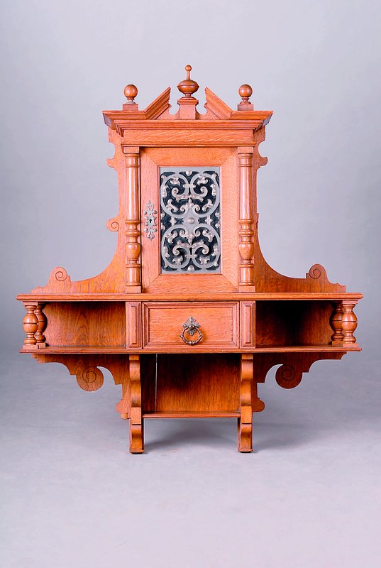 Hängeschrank, Gründerzeit, um 1880, Eiche, 1türig, 5 Ablegefächer, Tür verglast m. Bleiverz., gedrechselte Säulen, st. Gebr.-Sp.,alt belassen, ...