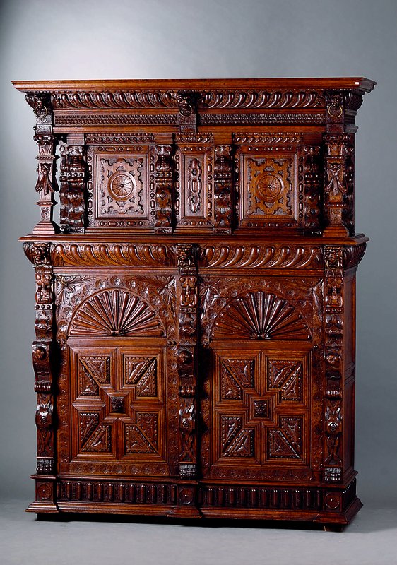 Schrank, Flandern, um 1870, Eiche Unterteil 2-türig, 1 Schublade, Oberteil 2 -türig, reich geschnitzt im Renaissancestil, floral abstrakt, Lisenen ...