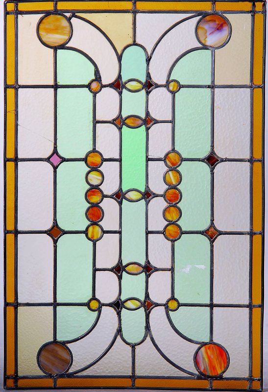 Grosses Bleiglasfenster, wohl deutsch, um 1900, bunte Glaseinsätze, diese z. T. beschädigt, 66 x 98 cm