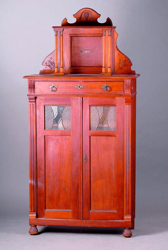 Vertiko, deutsch, um 1900, Mahagoni, 2-türig, m. facett. Glaseinsatz, eine Schublade Aufsatz m. freistehenden Säulen, Lisenen gerieft, sparsame ...