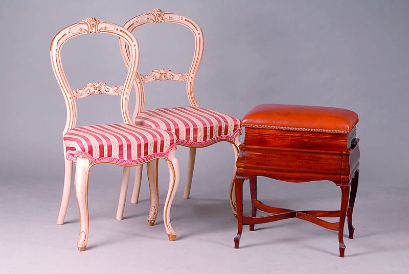 2 Stühle, Barockstil, süddeutsch, um 1835, Buche/Nußbaum, später weiß und goldfarben gefasst, st. Gebr.-Sp., ca. 92x46x43 cm, Sh. ca. 46 cm