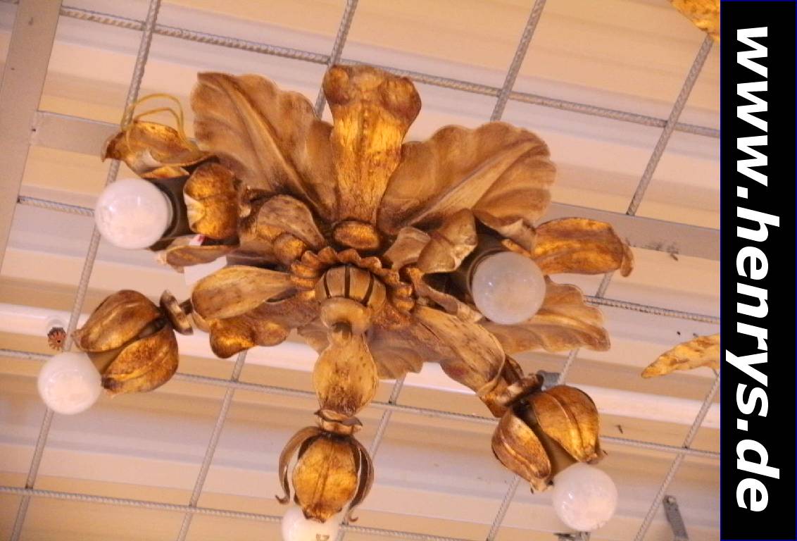 Detail c: Lot zwei Deckenlampen, Italien, ca. 30-40 Jahre alt, Metall vergoldet, mit stil. Blattwerk, Glasgehänge, 6 Brennstellen, H.30/B.67cm; ...