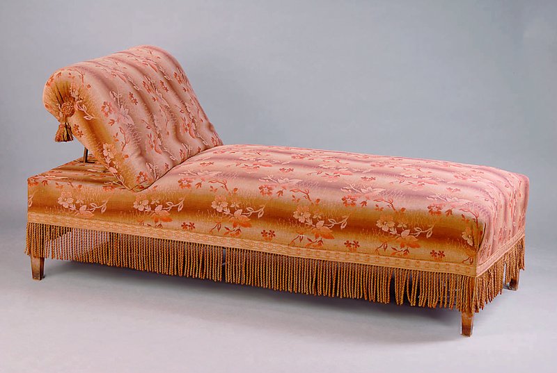 Liege, deutsch, 20er Jahre, Gestell Nußbaum, Polsterung und Bezug m. Blumenmuster alt belassen, st. Gebr.-Sp., ca. 60x190x80 cm