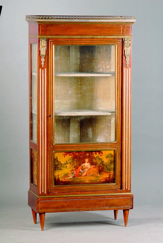Vitrine, Frankreich, um 1890/1900, Mahagonifurnier, Messingintarsien, Appliken inreinem Klassizismus, Front und Seiten m. Ölgemälden, l. ...