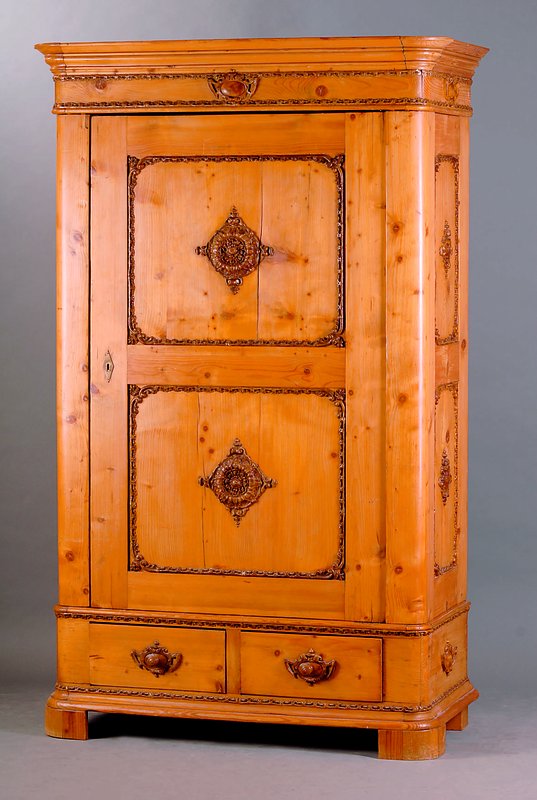 Schrank, wohl deutsch, um 1860/70, Kiefer, 1-türig, 2 Schubladen, abgerundete Ecken, abstrakt floraler Stuck später, teils besch., schwundrissig, ...