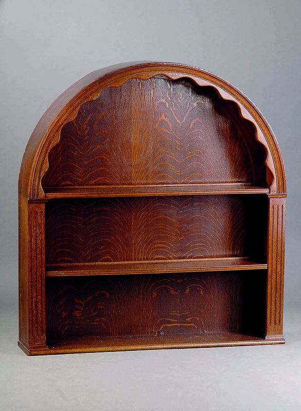 Bücherregal, deutsch, nach dem Vorbild v. 1880/90, Eiche, auch für Teller geeignet, 3 Ablegefächer, Lisenen gerieft, Zarge gewellt, urspr. ...