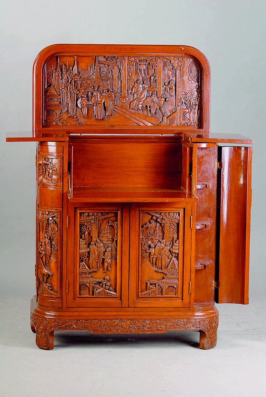 Barmöbel, China, nach dem Vorbild v. 1900, Teakholz, Front 2-türig, Oberteil aufklappbar für Flaschen, Ecken abgerndet m. integr. Gläserhalter, ...