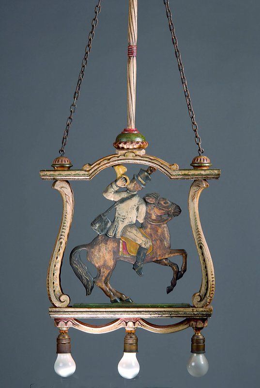 Deckenlampe, deutsch, um 1900, wohl aus einer Postfiliale, Lindenholz geschnitzt, bunt staffiert, Gebr.-Sp. Gesamthöhe ca. 115 cm, D. ca. 48 cm