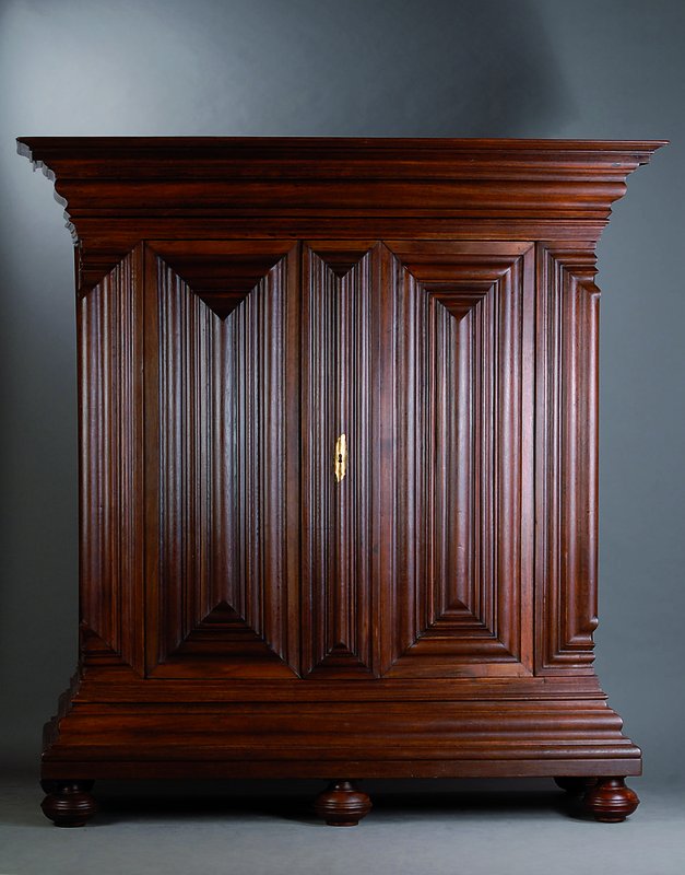 Frankfurter Eiche-Ecknasenschrank, um 1750, Eiche massiv, auf Fichte aufgedoppelt, weit auskragendes Gesims und Sockel, kräftige Wellenprofilierung, ...