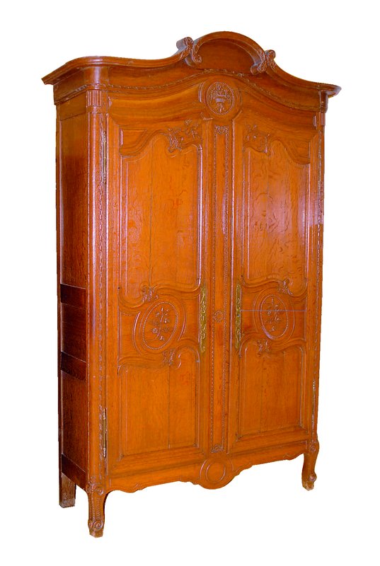 Kleiderschrank, Normandie, um 1780, Eiche massiv, feine florale Schnitzerei, Türen und Seiten in Rahmen und Füllung, orig. Schloß und -Schlüssel, ...