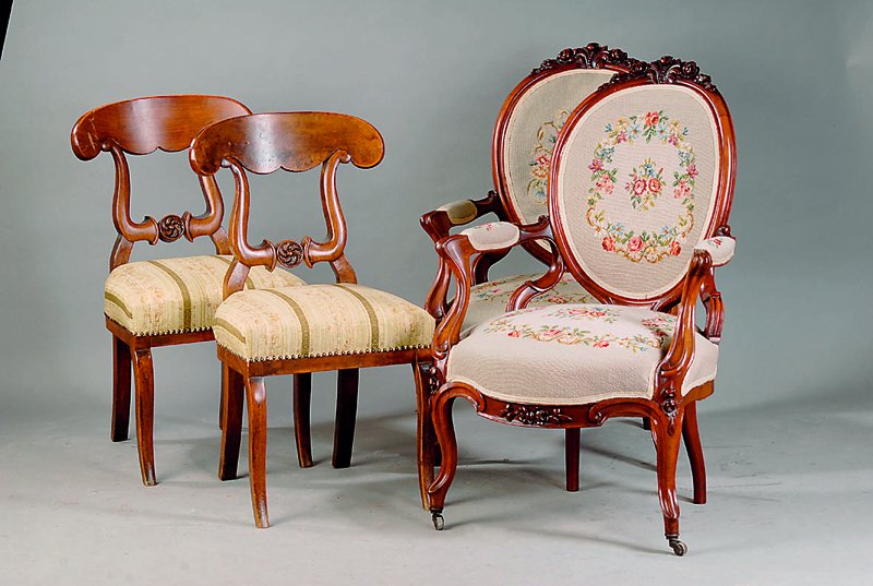 Paar Mainzer Biedermeierstühle, um 1830, Nußbaum massiv und furniert, rest.bedürftig Lit. Heidrun Zinnkann Mainzer Möbel ca. 87x46x45 cm, Sh. 48 ...