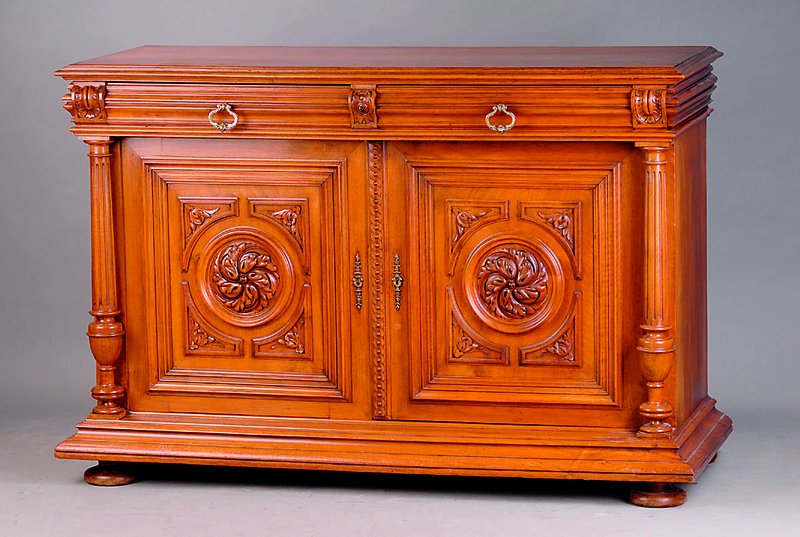 Anrichte, Frankreich, um 1880, Nußbaum, 2 -türig, 2-schübig, reich geschnitzt in Form v.Akanthusblättern und Bändern, Kopf und Fuß vielfach ...
