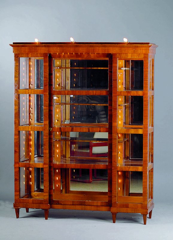 Vitrine, deutsch, im Biedermeierstil, nach dem Vorbild v. 1820, Nußbaum, 1-türig, Rückwand verspiegelt, 3-seitig verglast, später m. ...