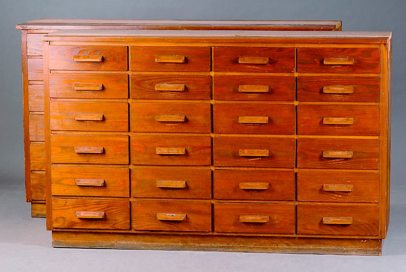 Sammler- bzw. Apothekerschrank, deutsch um 1905/1910, Kiefer massiv, 48 Schubladen, 2 -teilig, je 24 Schubladen, vielfach verwendbar, ...