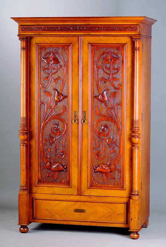 Jugendstilschrank, um 1890, Nußbaum, 2-türig, 1 Blenderschublade, Inlets m. floraler Schnitzerei und Fischverz., Säulen teils freistehend, reich ...