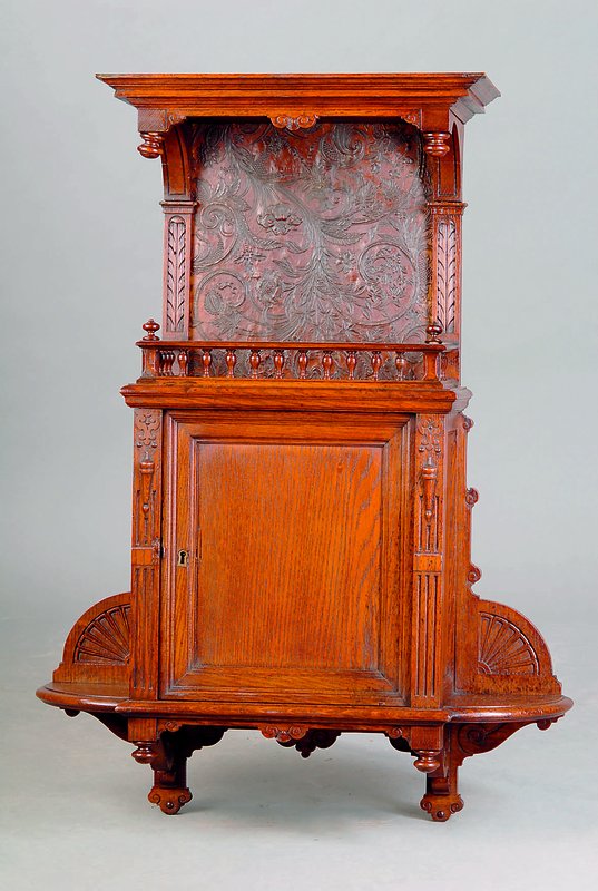 Hängeschränkchen, deutsch, um 1880, Eiche, 3Ablegefächer, 1-türig, Rücken m. floraler Flachschnitzerei, Balustrade, st. Gebr.-Sp., ca. 99x68x25 ...