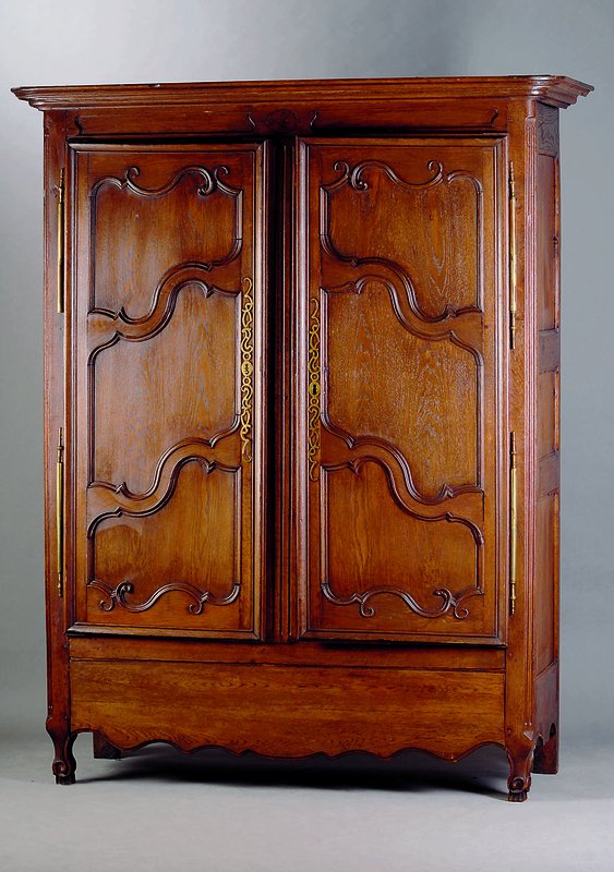 Barockschrank, Frankreich, um 1780, Eiche, Inlets geschweift u. getreppt, Zarge geschweift, Ecken abgerundet u. kanneliert, Beschl. teils besch., ...