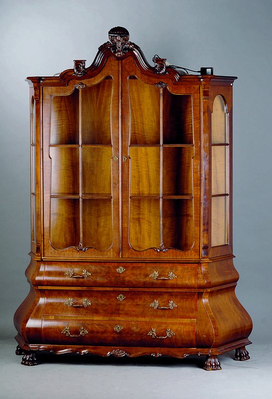 Barockstilvitrine, Holland, 30er Jahre, Nußbaum, Unterteil 3-schübig, bombiert, Oberteil 2-türig verglast und versprosst, Kopf und ...