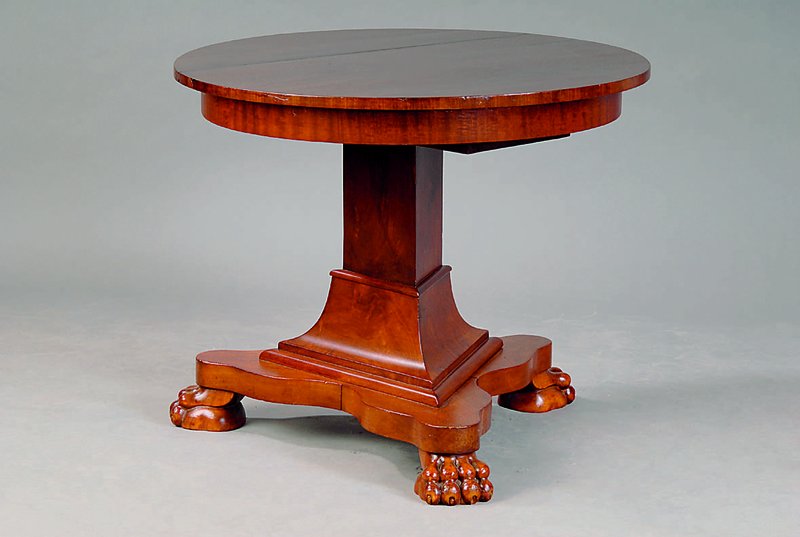 Beistelltisch, deutsch, um 1870, Platte später, Mahagoni, 3 Tatzenfüße, Säule 3-kantig, getreppt, schwundrissig, st. Gebr.-Sp., H. ca. 60 cm, D. ...