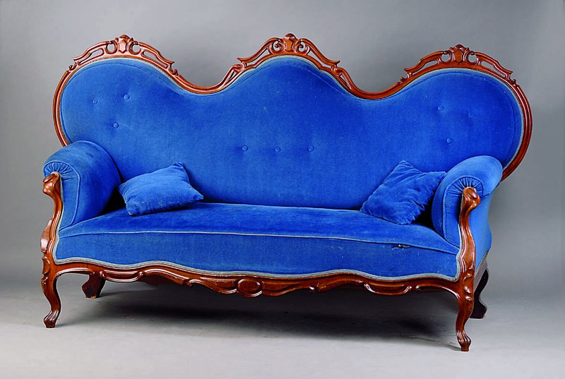 Sofa, deutsch, um 1850, Mahagoni, allseitig geschweift, Rücken m. Schnitzerei, teils in Durchbrucharbeit, Armlehnen in Voluten auslaufend, blauer ...