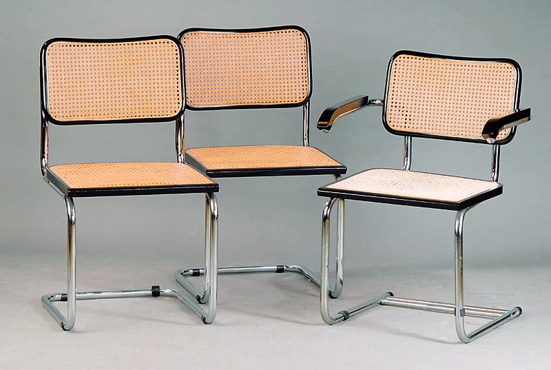 8 Stühle, sog. Freischwinger, nach dem Vorbild v. 1932, 2 Armlehnstühle, 8 Stühle, Stahlrohr, Sitz und Rücken Holz verkleidet geschwärzt und ...