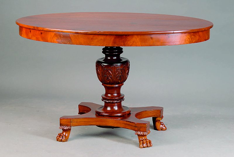 Ovaler Tisch, deutsch, um 1870/80, Nußbaum, Tatzenfüße, Schaft gedrechselt, Akanthusblattverz., Reste alten Wurmbefalls, schwundrissig, alt ...
