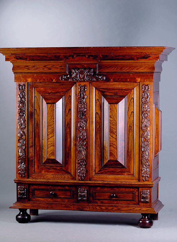 Kissenschrank, Holland, um 1920, Palisander,2-türig, 2 Schubladen, vielfach getreppt, aufgesetzte Schnitzereien in Form v. Blättern,Blüten und ...