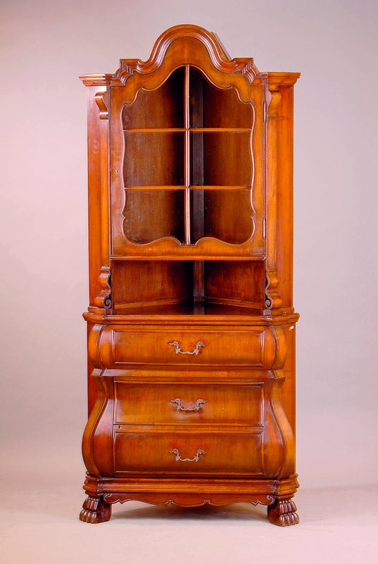 Eckschrank, Barockstil, 30er Jahre, Nußbaum,Unterteil 1 Schublade, 1 Tür, Oberteil 1-türig, verglast und versprosst, 2 Einlegebretter, allseitig ...