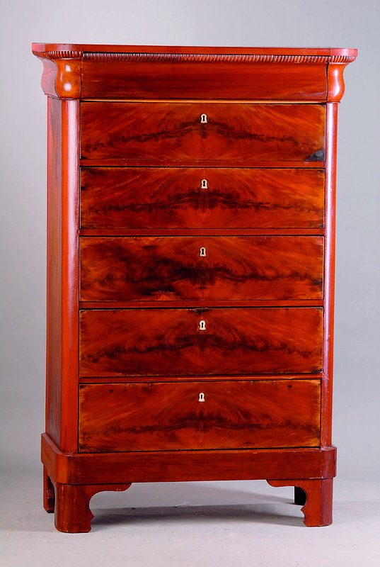 Chiffoniere, deutsch, um 1830/40, Mahagonifurnier, 6-schübig, Perlmuttbeschl., Ecken abgerundet, Furnierschäden, st. Gebr.-Sp, ca. 158x103x46 cm